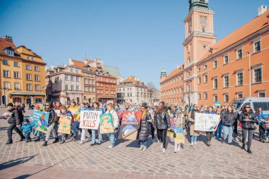 Varşova, Polonya, 18 Mart 2022. Ukrayna halkına destek için barış yürüyüşü. Savaş yok. Rusya 'nın Ukrayna' ya saldırması. Gösterim.