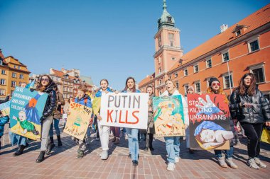 Varşova, Polonya, 18 Mart 2022. Ukrayna halkına destek için barış yürüyüşü. Savaş yok. Rusya 'nın Ukrayna' ya saldırması. Gösterim.