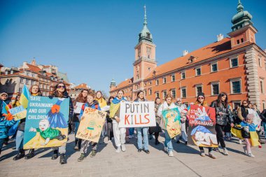 Varşova, Polonya, 18 Mart 2022. Ukrayna halkına destek için barış yürüyüşü. Savaş yok. Rusya 'nın Ukrayna' ya saldırması. Gösterim.