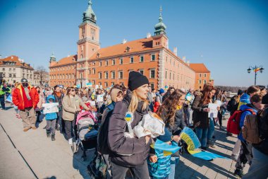 Varşova, Polonya, 18 Mart 2022. Ukrayna halkına destek için barış yürüyüşü. Savaş yok. Rusya 'nın Ukrayna' ya saldırması. Gösterim.