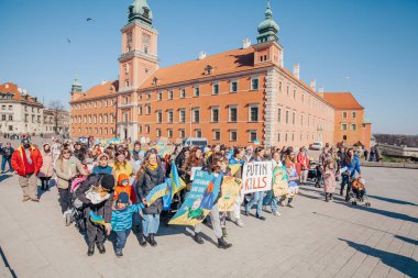 Varşova, Polonya, 18 Mart 2022. Ukrayna halkına destek için barış yürüyüşü. Savaş yok. Rusya 'nın Ukrayna' ya saldırması. Gösterim.