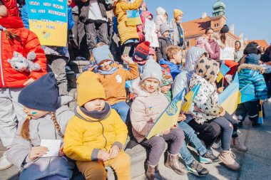 Varşova, Polonya, 18 Mart 2022. Ukrayna halkına destek için barış yürüyüşü. Savaş yok. Rusya 'nın Ukrayna' ya saldırması. Gösterim.