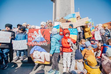 Varşova, Polonya, 18 Mart 2022. Ukrayna halkına destek için barış yürüyüşü. Savaş yok. Rusya 'nın Ukrayna' ya saldırması. Gösterim.