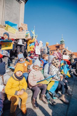 Varşova, Polonya, 18 Mart 2022. Ukrayna halkına destek için barış yürüyüşü. Savaş yok. Rusya 'nın Ukrayna' ya saldırması. Gösterim.