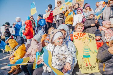 Varşova, Polonya, 18 Mart 2022. Ukrayna halkına destek için barış yürüyüşü. Savaş yok. Rusya 'nın Ukrayna' ya saldırması. Gösterim.