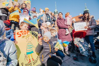 Varşova, Polonya, 18 Mart 2022. Ukrayna halkına destek için barış yürüyüşü. Savaş yok. Rusya 'nın Ukrayna' ya saldırması. Gösterim.