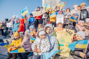 Varşova, Polonya, 18 Mart 2022. Ukrayna halkına destek için barış yürüyüşü. Savaş yok. Rusya 'nın Ukrayna' ya saldırması. Gösterim.