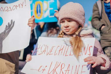 Varşova, Polonya, 18 Mart 2022. Ukrayna halkına destek için barış yürüyüşü. Savaş yok. Rusya 'nın Ukrayna' ya saldırması. Gösterim.
