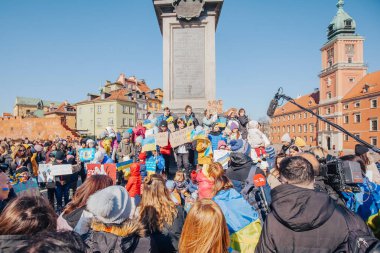 Varşova, Polonya, 18 Mart 2022. Ukrayna halkına destek için barış yürüyüşü. Savaş yok. Rusya 'nın Ukrayna' ya saldırması. Gösterim.