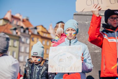 Varşova, Polonya, 18 Mart 2022. Ukrayna halkına destek için barış yürüyüşü. Savaş yok. Rusya 'nın Ukrayna' ya saldırması. Gösterim.