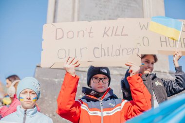 Varşova, Polonya, 18 Mart 2022. Ukrayna halkına destek için barış yürüyüşü. Savaş yok. Rusya 'nın Ukrayna' ya saldırması. Gösterim.