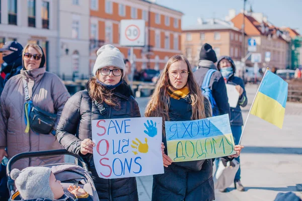 Varşova, Polonya, 18 Mart 2022. Ukrayna halkına destek için barış yürüyüşü. Savaş yok. Rusya 'nın Ukrayna' ya saldırması. Gösterim.