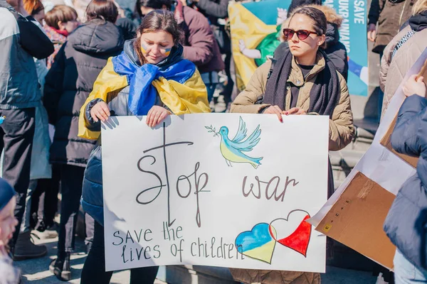 Varşova, Polonya, 18 Mart 2022. Ukrayna halkına destek için barış yürüyüşü. Savaş yok. Rusya 'nın Ukrayna' ya saldırması. Gösterim.