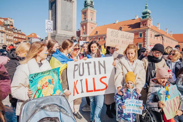 Varşova, Polonya, 18 Mart 2022. Ukrayna halkına destek için barış yürüyüşü. Savaş yok. Rusya 'nın Ukrayna' ya saldırması. Gösterim.