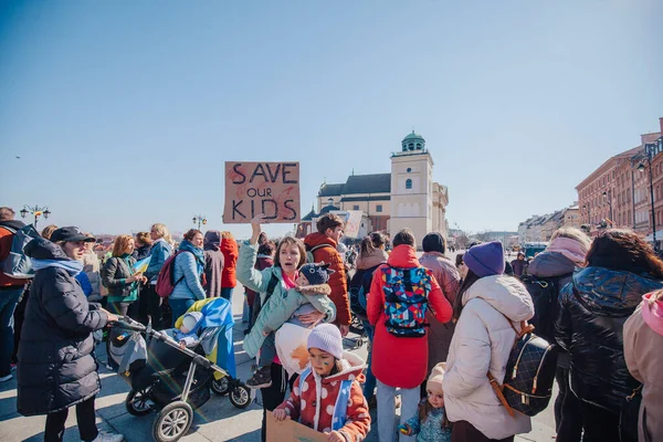 Varşova, Polonya, 18 Mart 2022. Ukrayna halkına destek için barış yürüyüşü. Savaş yok. Rusya 'nın Ukrayna' ya saldırması. Gösterim.
