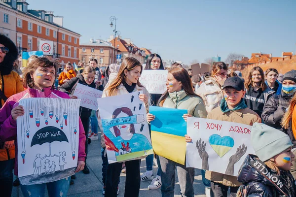 Varşova, Polonya, 18 Mart 2022. Ukrayna halkına destek için barış yürüyüşü. Savaş yok. Rusya 'nın Ukrayna' ya saldırması. Gösterim.