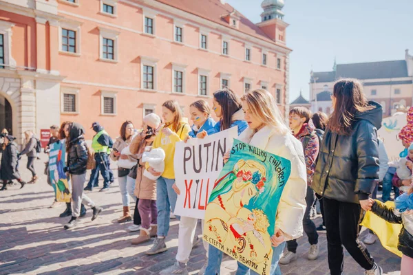 Varşova, Polonya, 18 Mart 2022. Ukrayna halkına destek için barış yürüyüşü. Savaş yok. Rusya 'nın Ukrayna' ya saldırması. Gösterim.