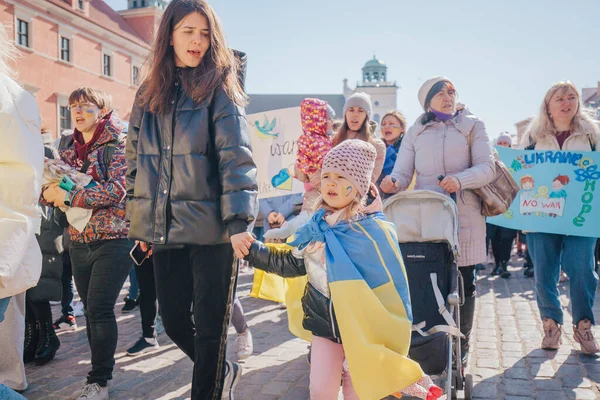 Varşova, Polonya, 18 Mart 2022. Ukrayna halkına destek için barış yürüyüşü. Savaş yok. Rusya 'nın Ukrayna' ya saldırması. Gösterim.