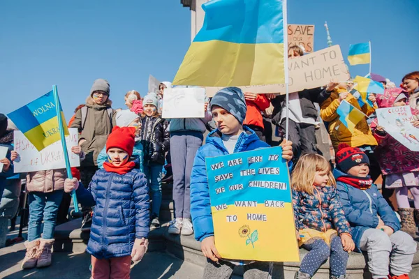Varşova, Polonya, 18 Mart 2022. Ukrayna halkına destek için barış yürüyüşü. Savaş yok. Rusya 'nın Ukrayna' ya saldırması. Gösterim.