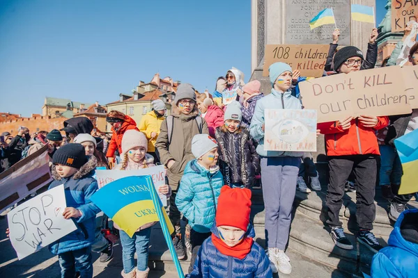 Varşova, Polonya, 18 Mart 2022. Ukrayna halkına destek için barış yürüyüşü. Savaş yok. Rusya 'nın Ukrayna' ya saldırması. Gösterim.