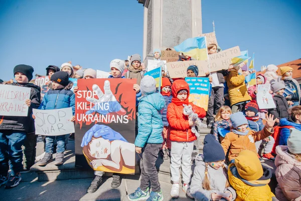 Varşova, Polonya, 18 Mart 2022. Ukrayna halkına destek için barış yürüyüşü. Savaş yok. Rusya 'nın Ukrayna' ya saldırması. Gösterim.