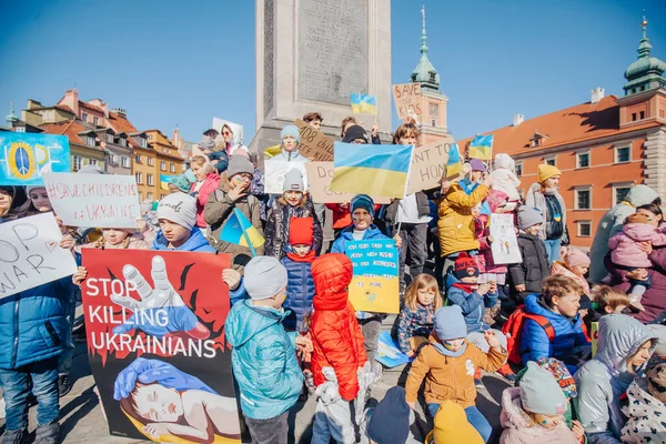 Varşova, Polonya, 18 Mart 2022. Ukrayna halkına destek için barış yürüyüşü. Savaş yok. Rusya 'nın Ukrayna' ya saldırması. Gösterim.