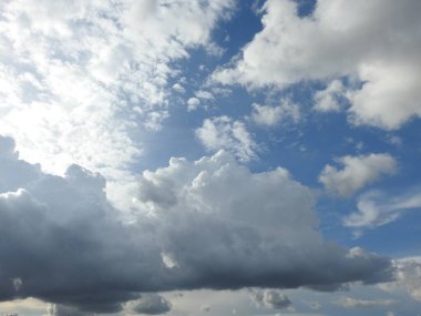 Gökyüzü arka planında kara ve cennet bulutları var.