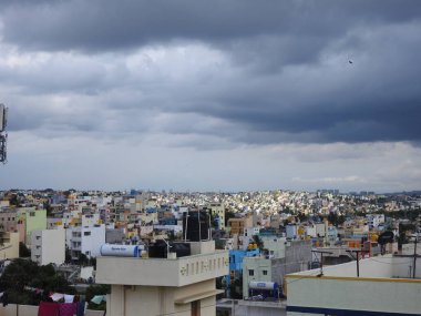 Gökyüzü arka planında kara ve cennet bulutları var.