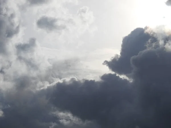 空を背景に美しい雨の黒と天の雲の閉鎖 — ストック写真