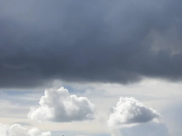 空を背景に美しい雨の黒と天の雲の閉鎖 — ストック写真