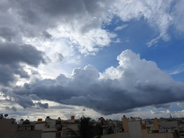 Primo Piano Bella Pioggia Nero Cielo Nuvole Uno Sfondo Cielo — Foto Stock
