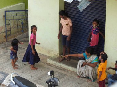 Bangalore, Karnataka, Hindistan-Mayıs 04-2021: Şehirde oynayan, dans eden ve koşan bir grup Hintli çocuk.