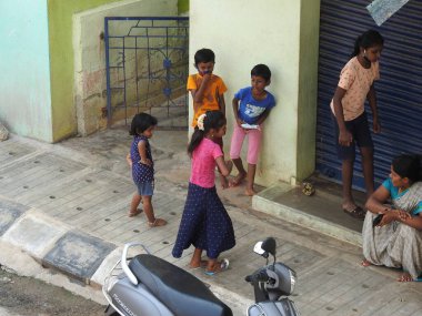 Bangalore, Karnataka, Hindistan-Mayıs 04-2021: Şehirde oynayan, dans eden ve koşan bir grup Hintli çocuk.