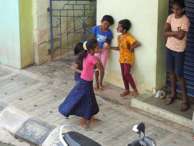 Bangalore, Karnataka, Hindistan-Mayıs 04-2021: Şehirde oynayan, dans eden ve koşan bir grup Hintli çocuk.