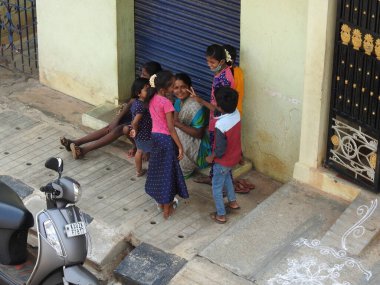 Bangalore, Karnataka, Hindistan-Mayıs 04-2021: Şehirde oynayan, dans eden ve koşan bir grup Hintli çocuk.