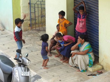 Bangalore, Karnataka, Hindistan-Mayıs 04-2021: Şehirde oynayan, dans eden ve koşan bir grup Hintli çocuk.