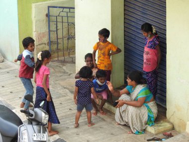 Bangalore, Karnataka, Hindistan-Mayıs 04-2021: Şehirde oynayan, dans eden ve koşan bir grup Hintli çocuk.