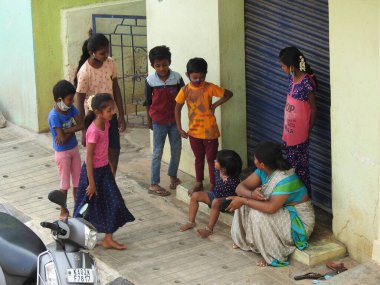 Bangalore, Karnataka, Hindistan-Mayıs 04-2021: Şehirde oynayan, dans eden ve koşan bir grup Hintli çocuk.