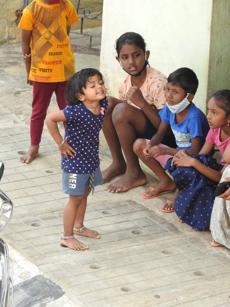 2021年5月4日インド カルナータカ州バンガロール インドの子供たちが街の通りで演奏 — ストック写真