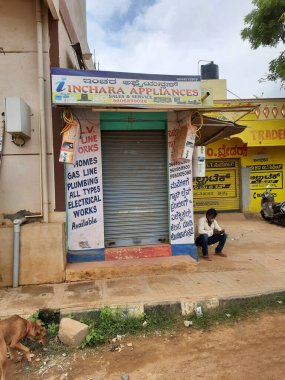 Bangalore, Karnataka, Hindistan-11 Temmuz 2021: Yol kenarındaki küçük Hint Ev Aletleri Dükkanı kapatıldı.