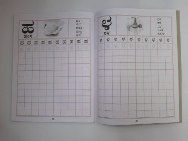 Bangalore, Karnataka, Hindistan-Aug 31 2021: İngilizce ve Kannada Kopya Kitabı, El yazısı alfabesi veya beyaz arkaplanda izole resimli kitap içeren mektup