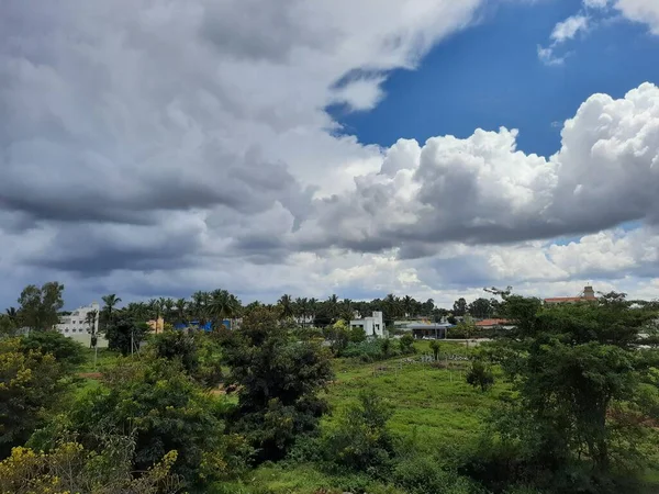 天の雲を背景に青空を背景にトップアングルからの景観と都市景観の美しい景色の閉鎖 — ストック写真