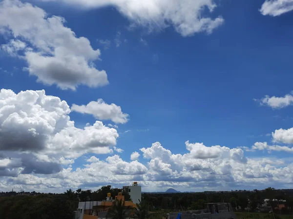 Manzaranın Güzel Manzarası Şehir Manzarası Üstten Mavi Gökyüzü Cennet Bulutları — Stok fotoğraf