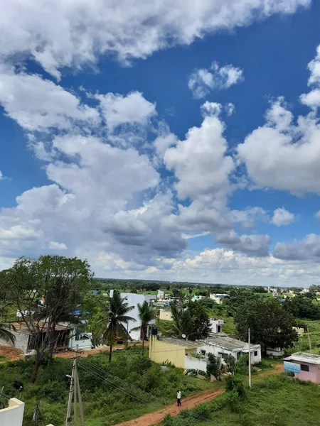 天の雲を背景に青空を背景にトップアングルからの景観と都市景観の美しい景色の閉鎖 — ストック写真