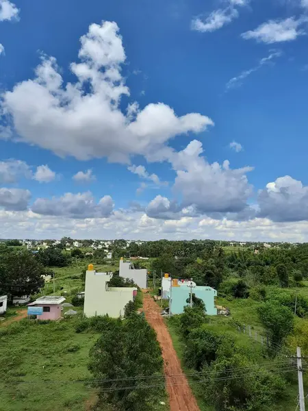 天の雲を背景に青空を背景にトップアングルからの景観と都市景観の美しい景色の閉鎖 — ストック写真