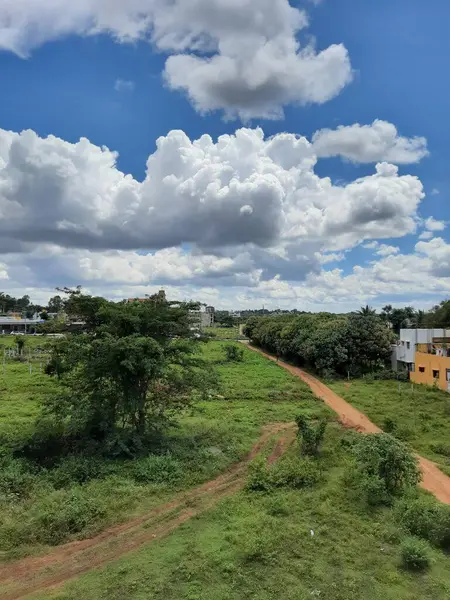 天の雲を背景に青空を背景にトップアングルからの景観と都市景観の美しい景色の閉鎖 — ストック写真