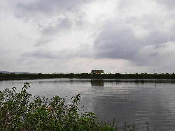 Bevoor Channapatna乡村美丽的湖泊或池塘的布景 在湖边的池塘边 一辆开往村子的乡村巴士旁 — 图库照片