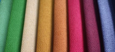 Renkli kumaş ya da tekstil örneklerinden oluşan güzel ve parlak bir koleksiyon. Kumaş dokusu arkaplanı