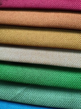 Renkli kumaş ya da tekstil örneklerinden oluşan güzel ve parlak bir koleksiyon. Kumaş dokusu arkaplanı