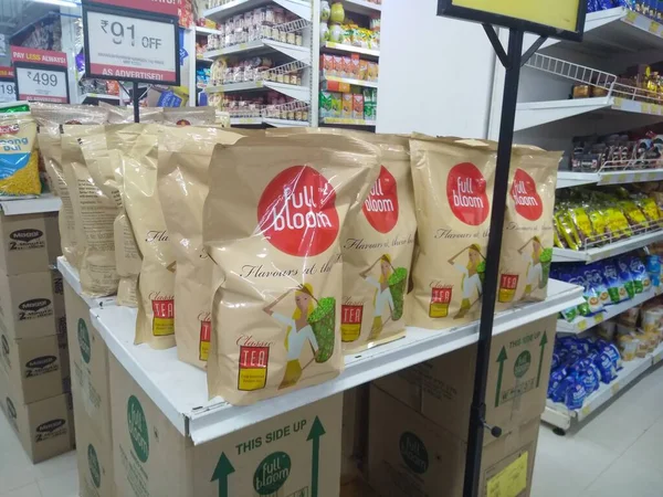 Bangalore, Karnataka, Hindistan-13 Nisan 2019: Vishal Super Market veya Alışveriş Merkezi 'nin ev eşyaları, oyuncaklar ve yiyecek paketleriyle iç güzelliği vb..,